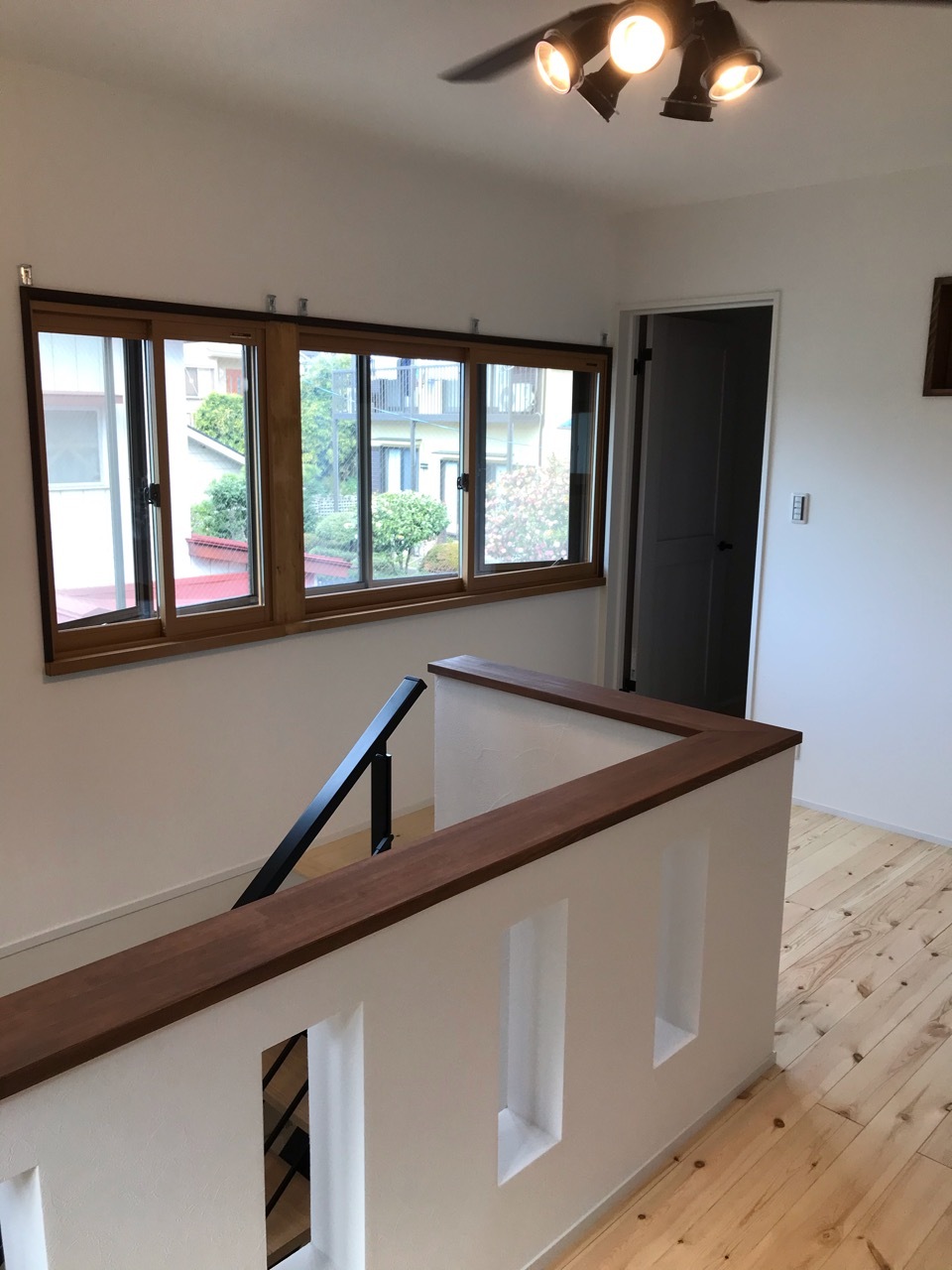 階段ホール　吹き抜け　シーリングファン