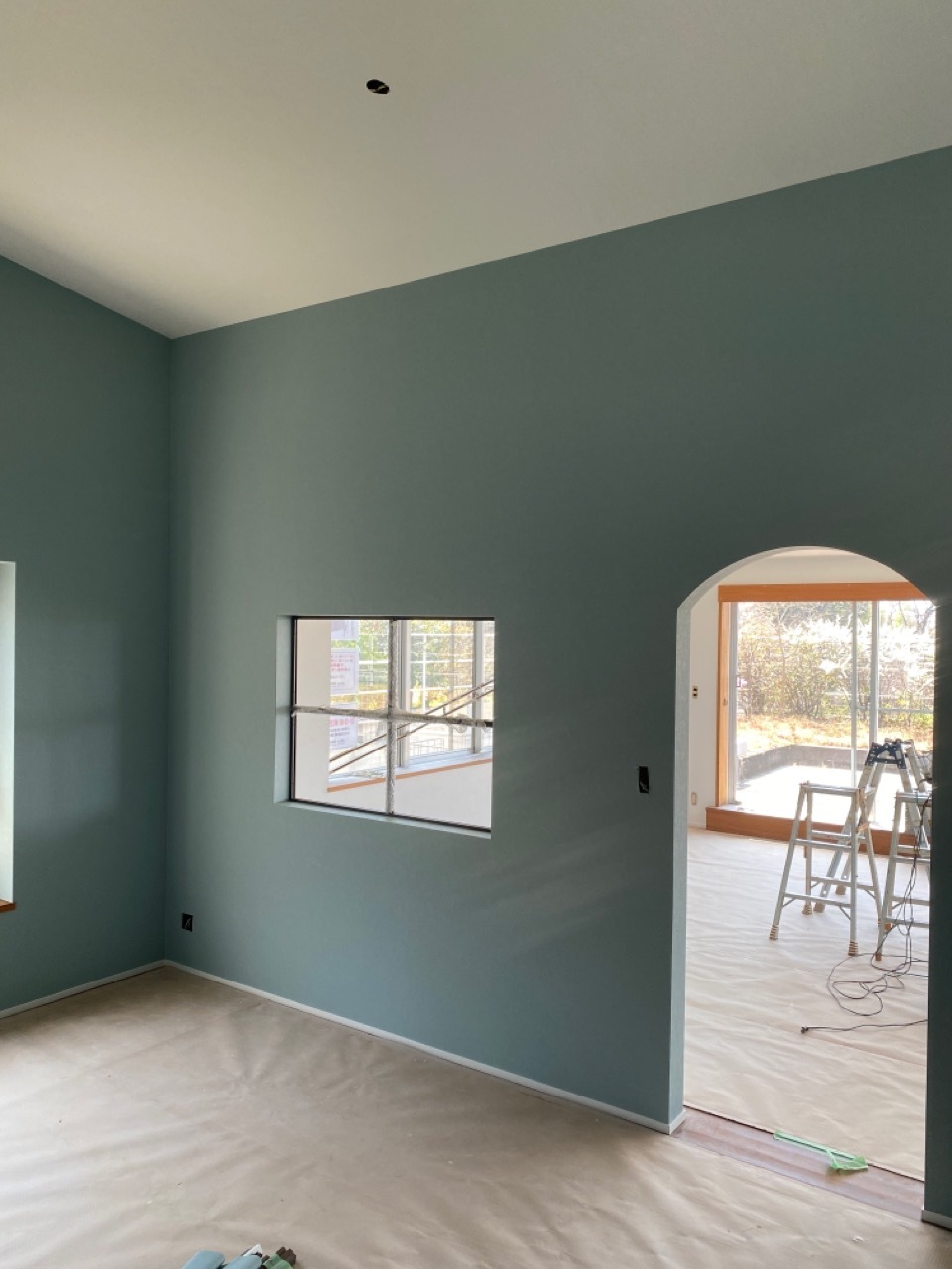 アーチ開口　アイアン窓