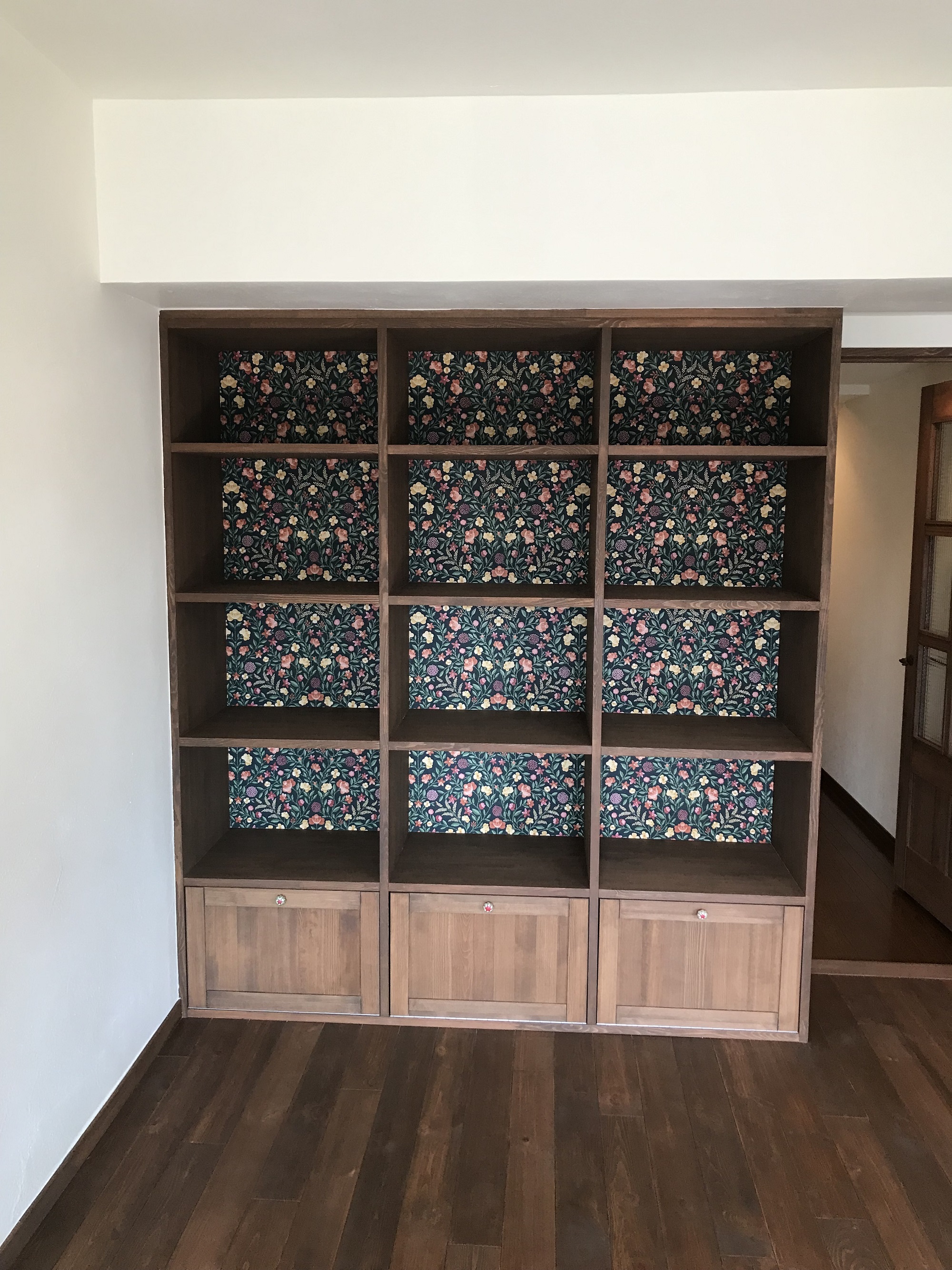 本棚　造作　アクセントクロス