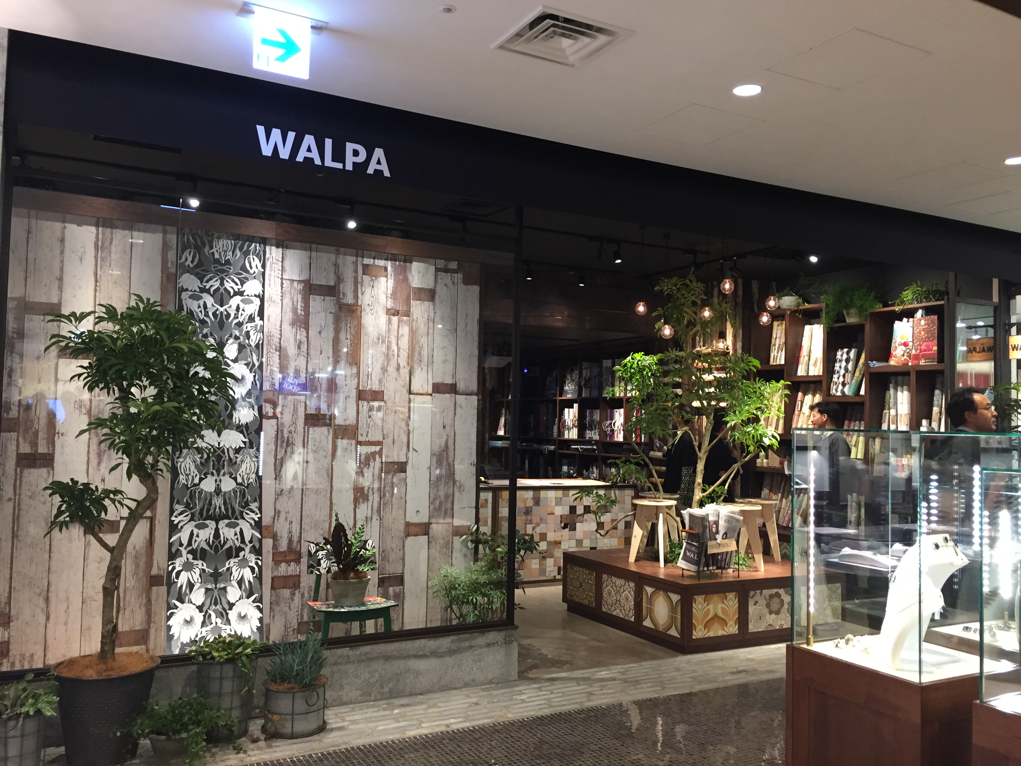 輸入壁紙専門店walpa キラリトギンザ 山田 茜 Okuta リフォーム マンションリフォームならlohas Studio ロハススタジオ Presented By Okuta オクタ