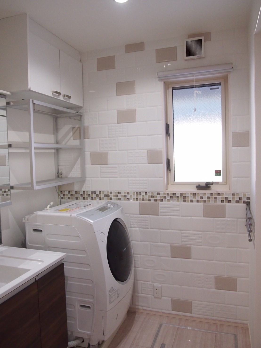 洗面室の壁をタイルで一新！