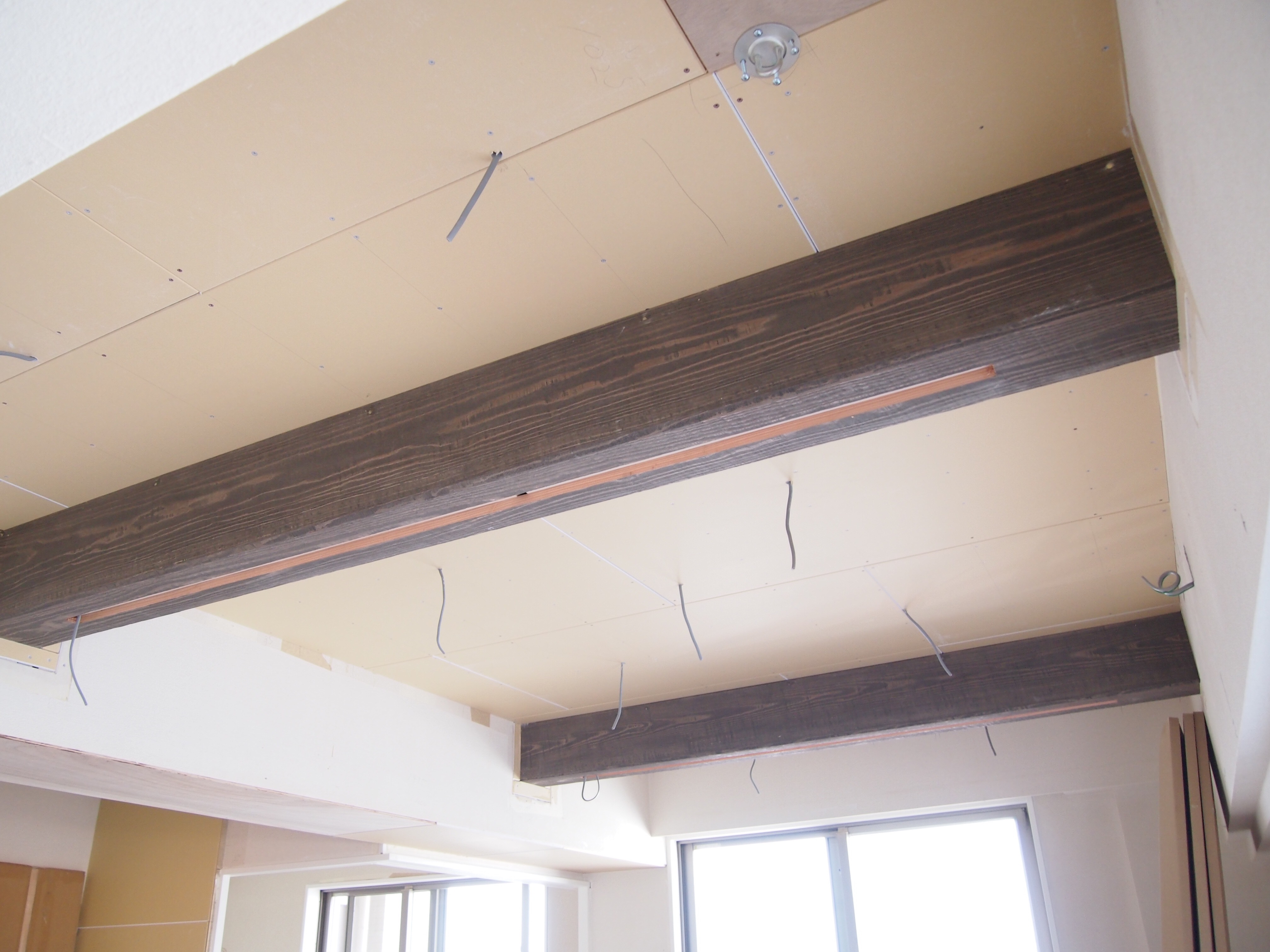 海を感じるインテリア〜マンションだけど木製梁〜