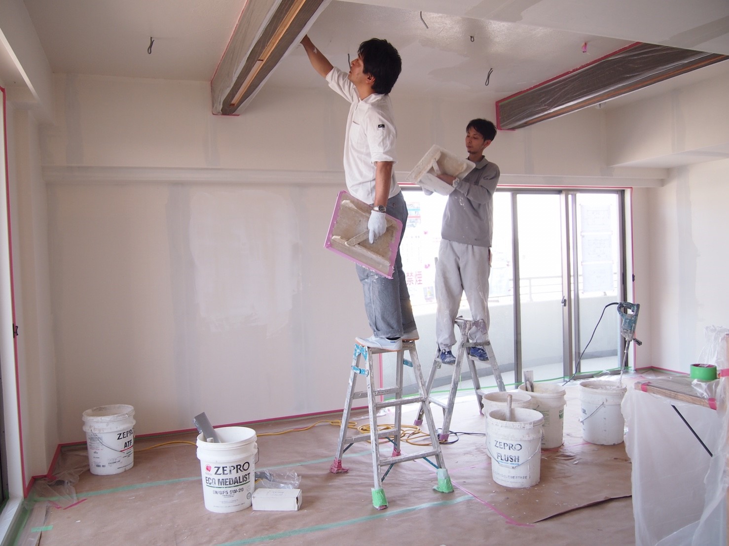 海を感じるインテリア〜梁と漆喰～