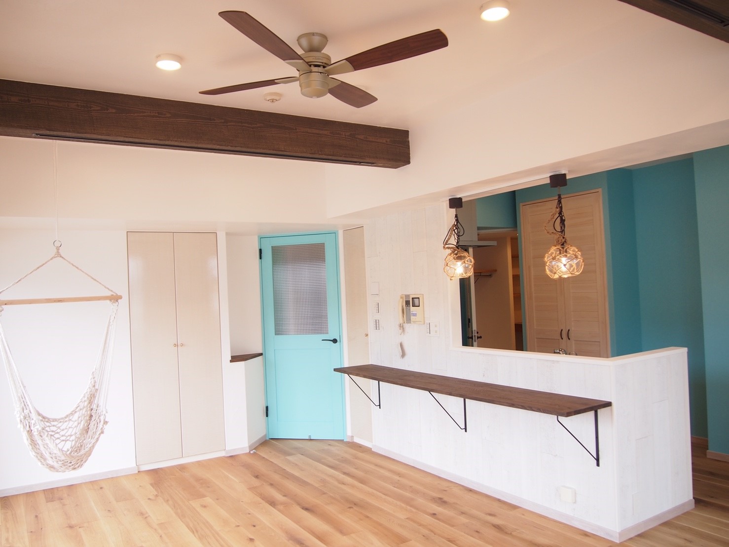 海を感じるインテリア〜フローリングとタイルの見切り～