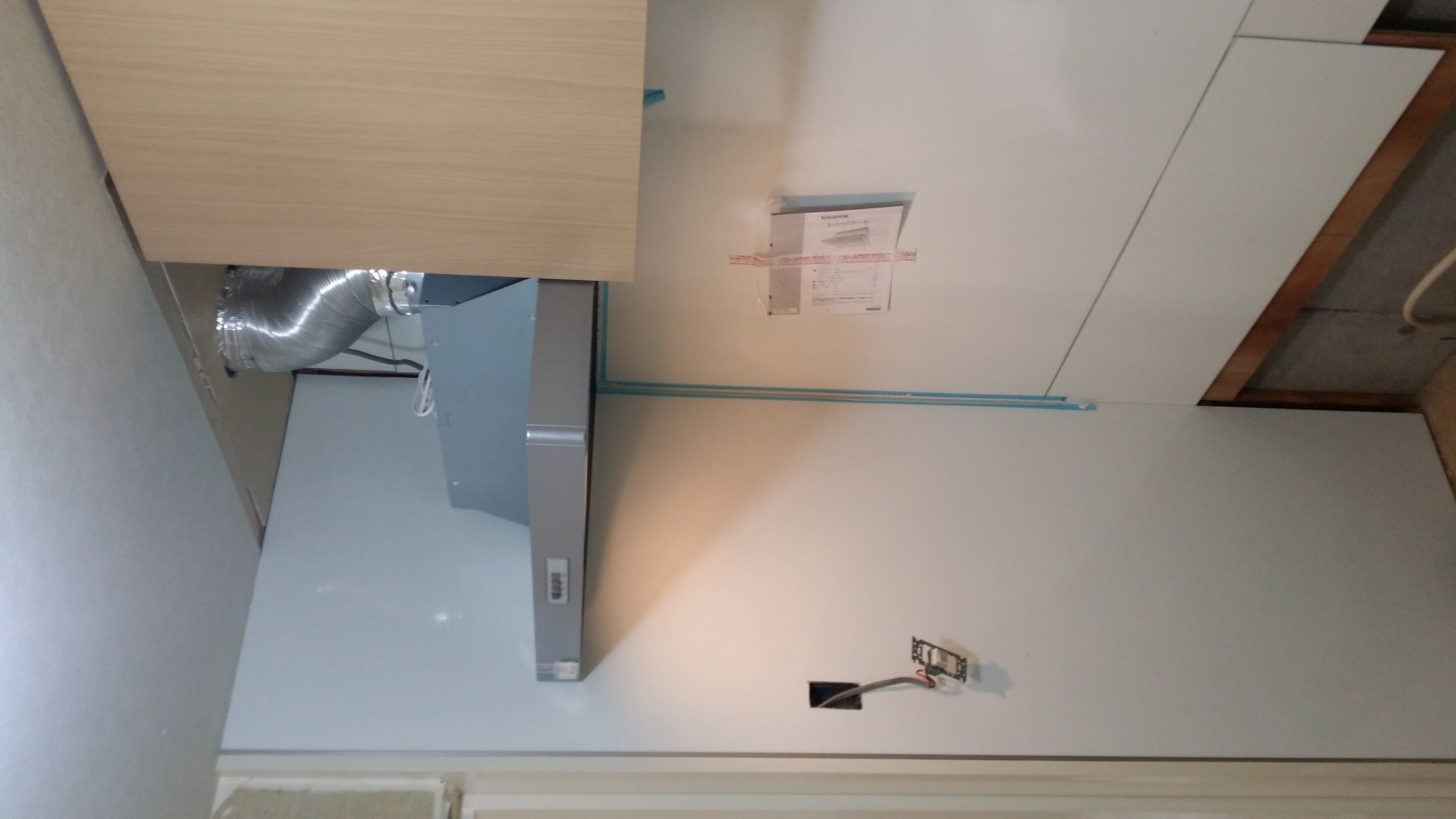 ～システムキッチン組み立て中～