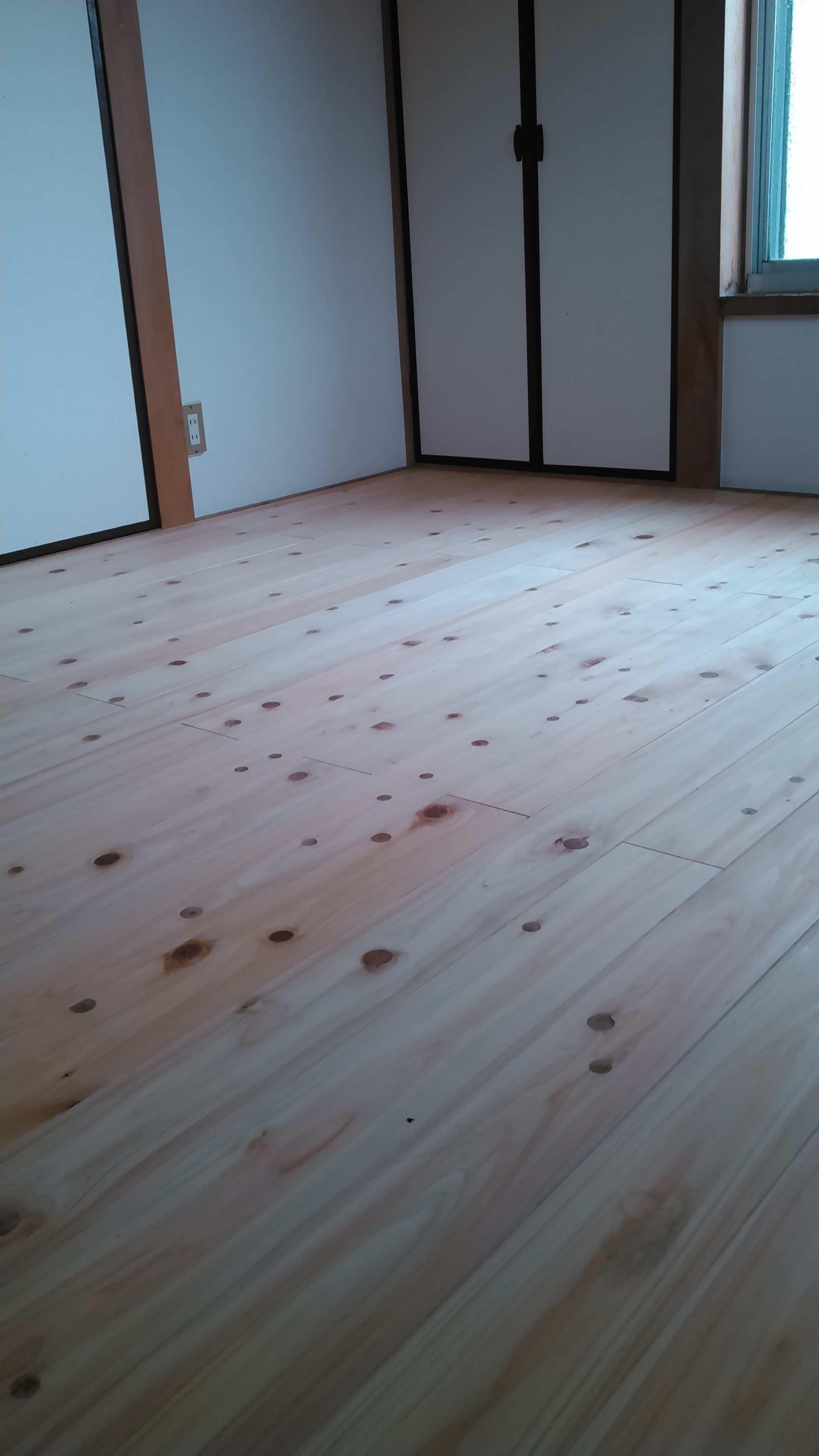 和室を洋風に・・・。最終回「無垢フローリング・クロス仕上げ」