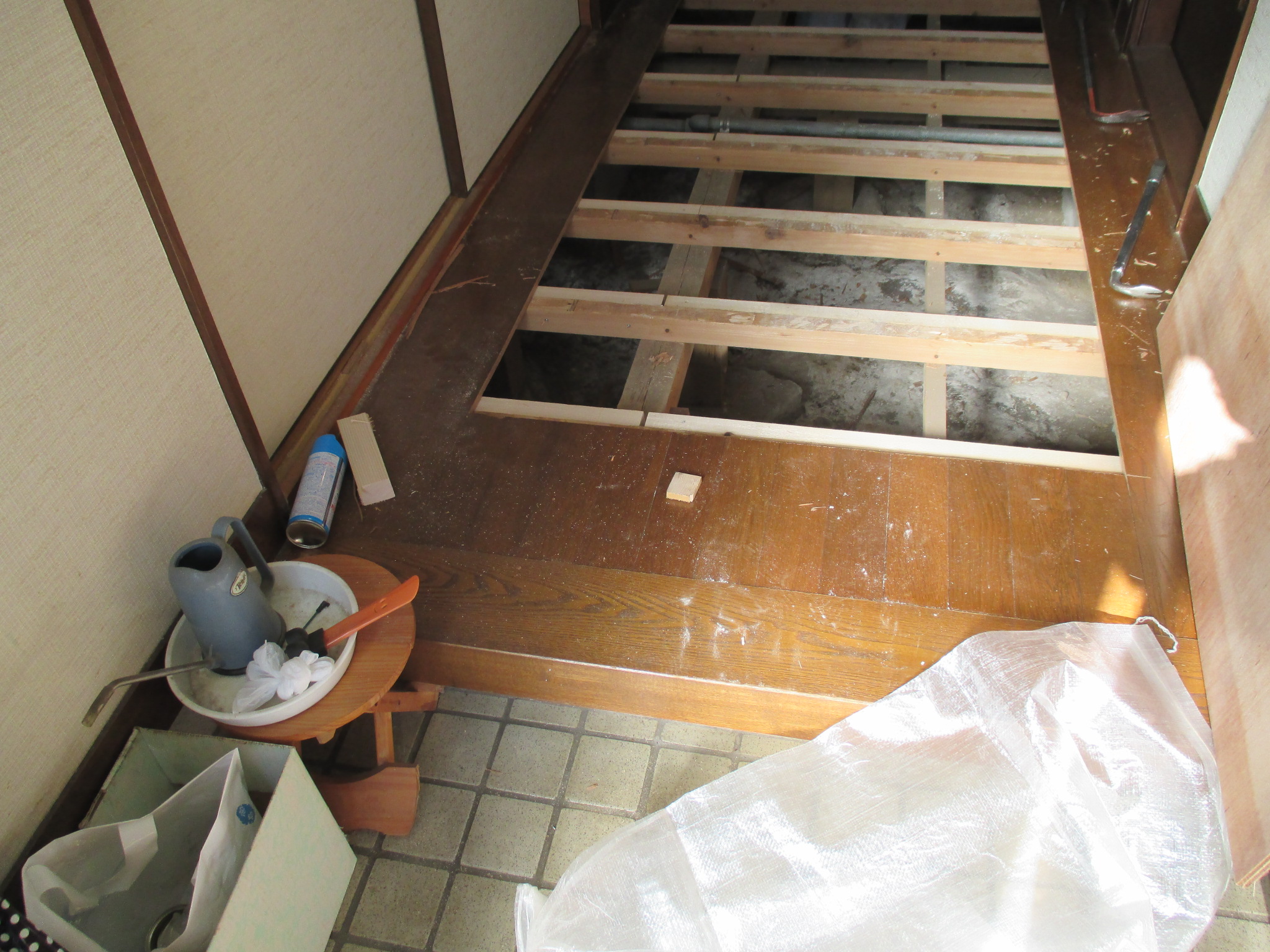 一戸建て廊下張替①