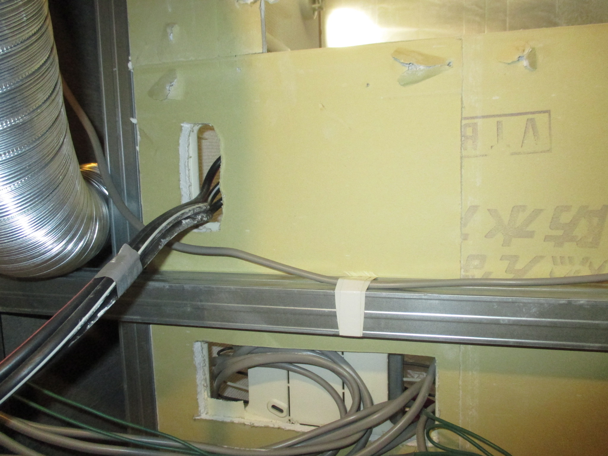 マンションの壁の裏側は・・・金属？？？？