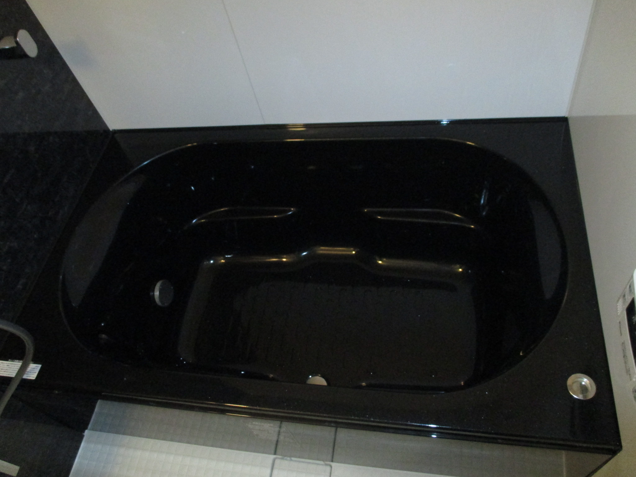 ユニットバスの色使い～シックなブラック浴槽～