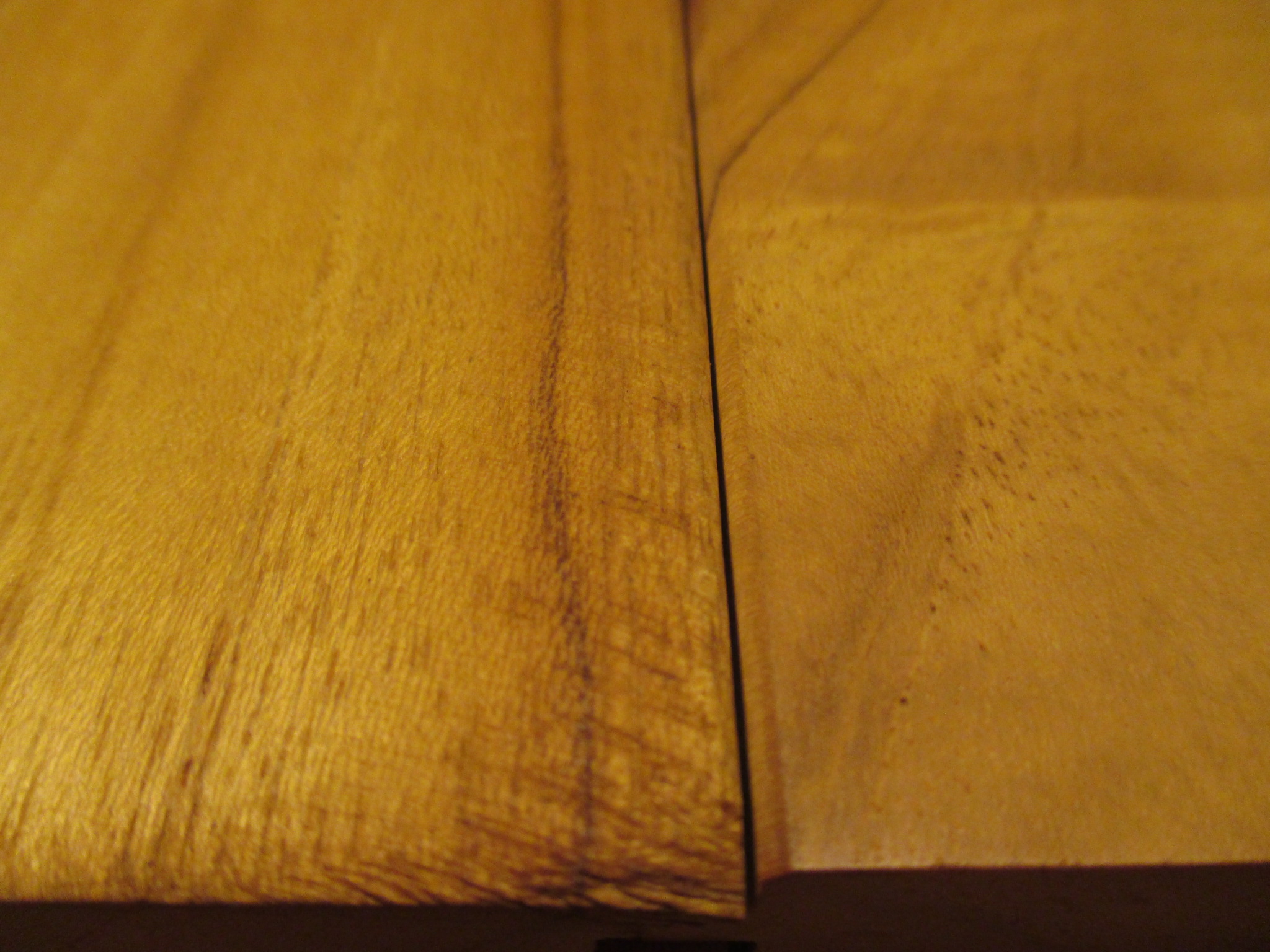 傷が付いてる・・・いえ、わざとです。浮造りの床