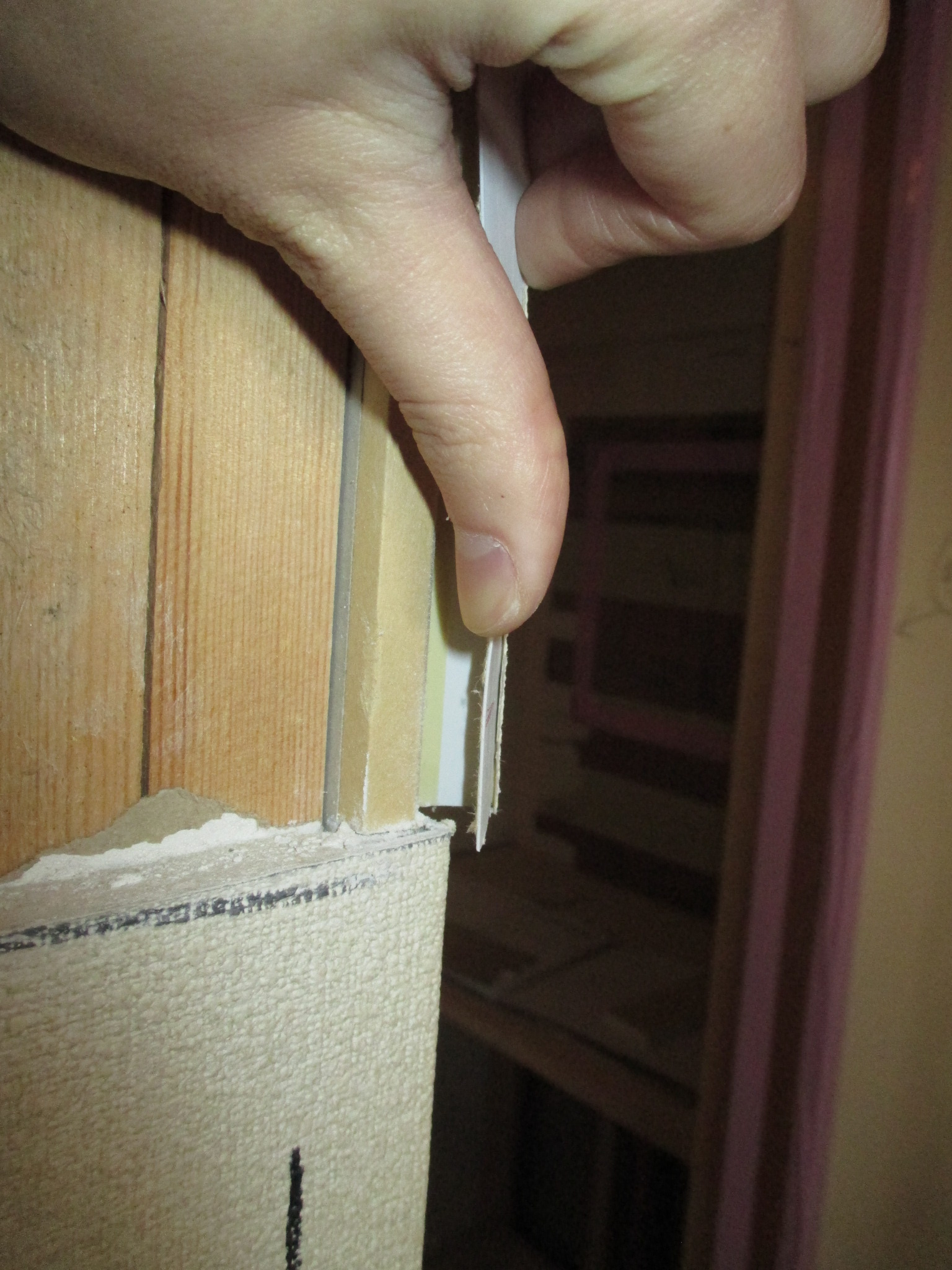 見えない部分でも仕事してます。「コーナー材」