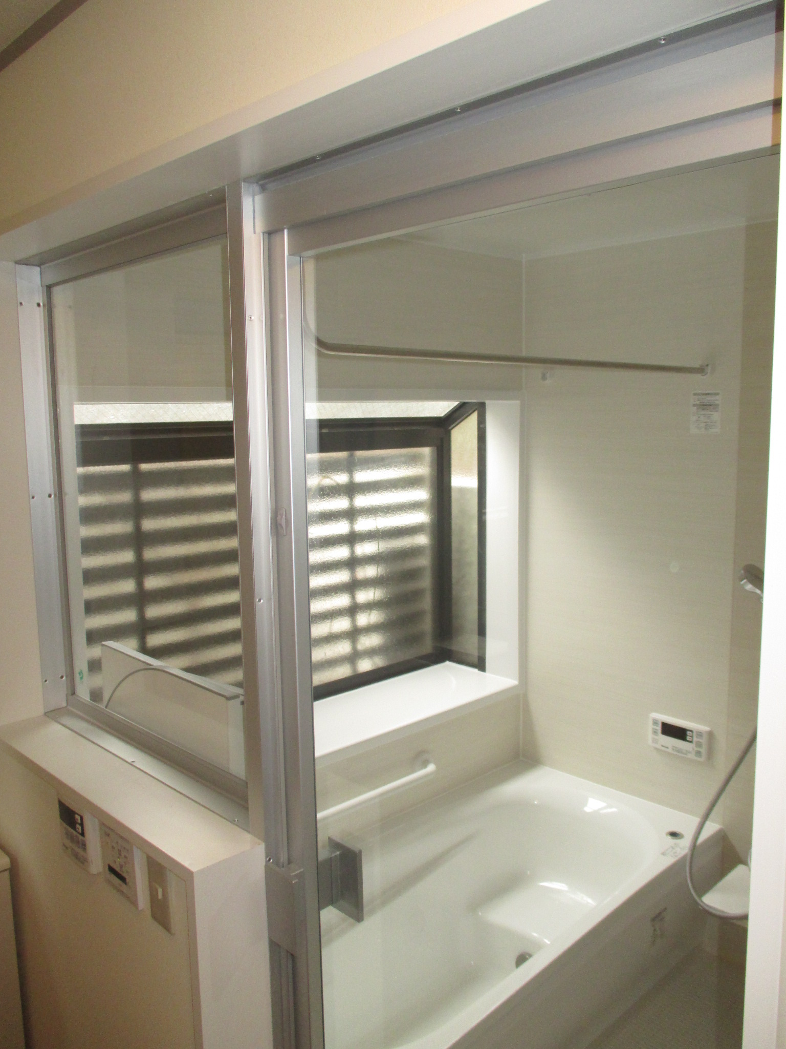 脱衣室をもっと明るく・・・ドア横FIX窓