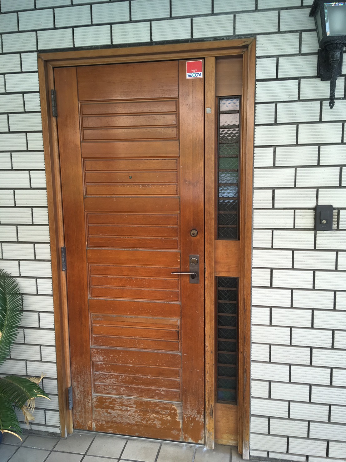 木製の玄関ドアを塗装しました。