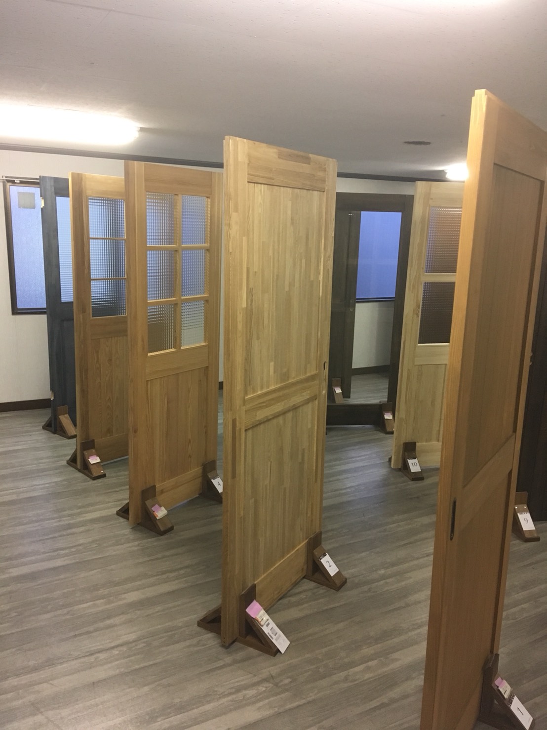 無垢のドアがずらり!!