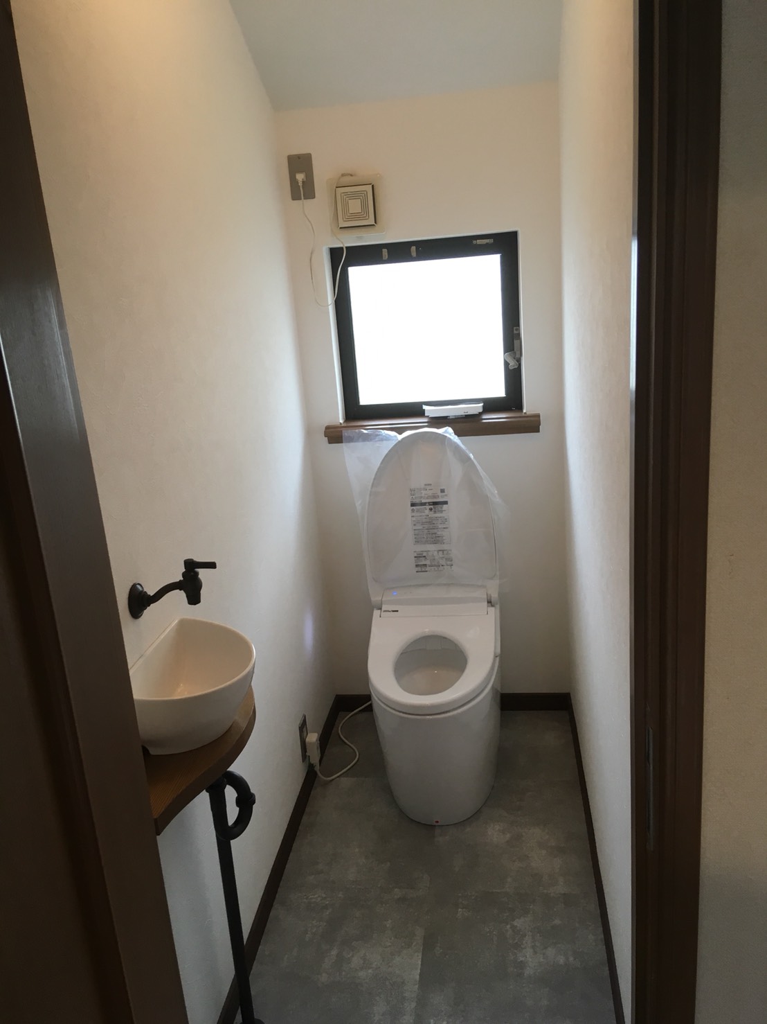 独立のトイレ内手洗い器♪