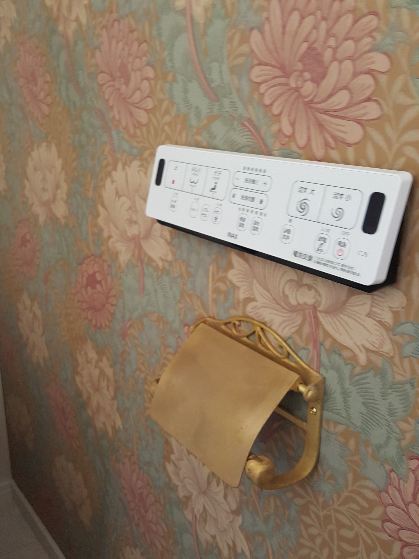 ウィリアムモリスの壁紙を貼りました♪