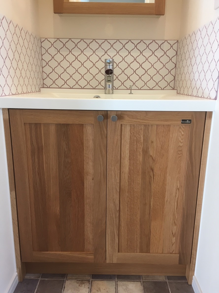 「洗面台にも無垢材を～コラベルを添えて～」