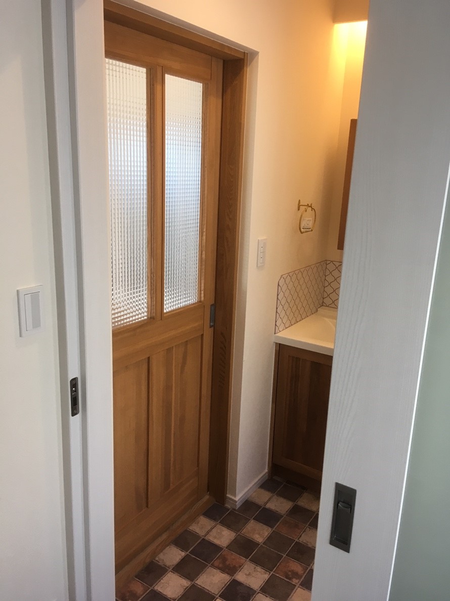 無垢のドアを取付！！