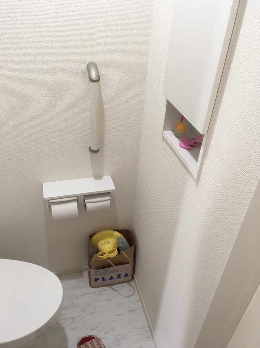 トイレ内に独立手洗い器を・・・。