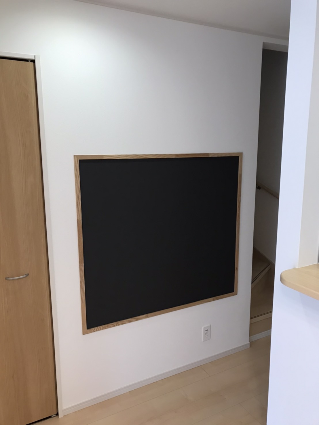 壁に磁石がくっつく＋黒板にもなっちゃう♪