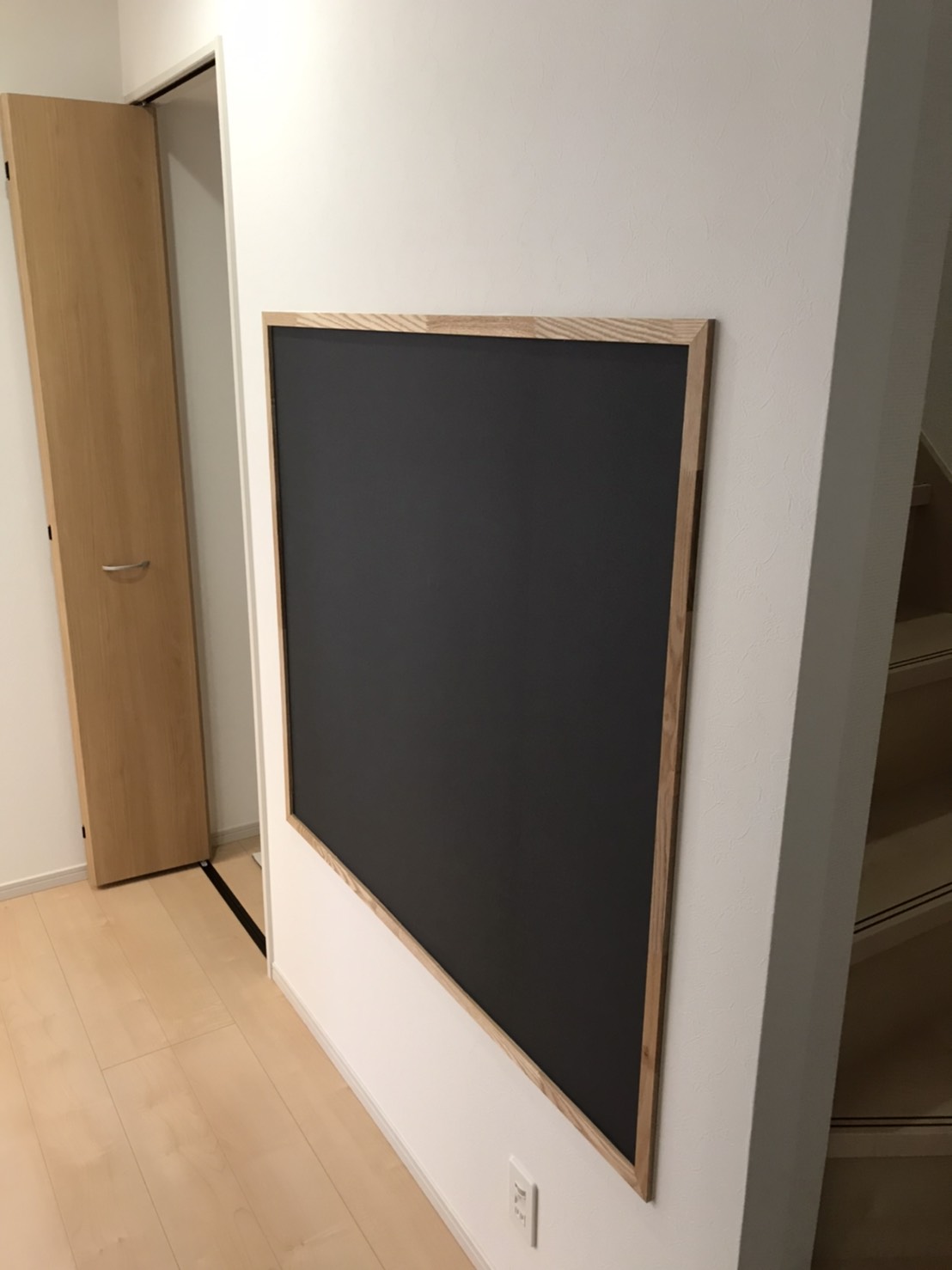 壁に磁石がくっつく＋黒板にもなっちゃう♪