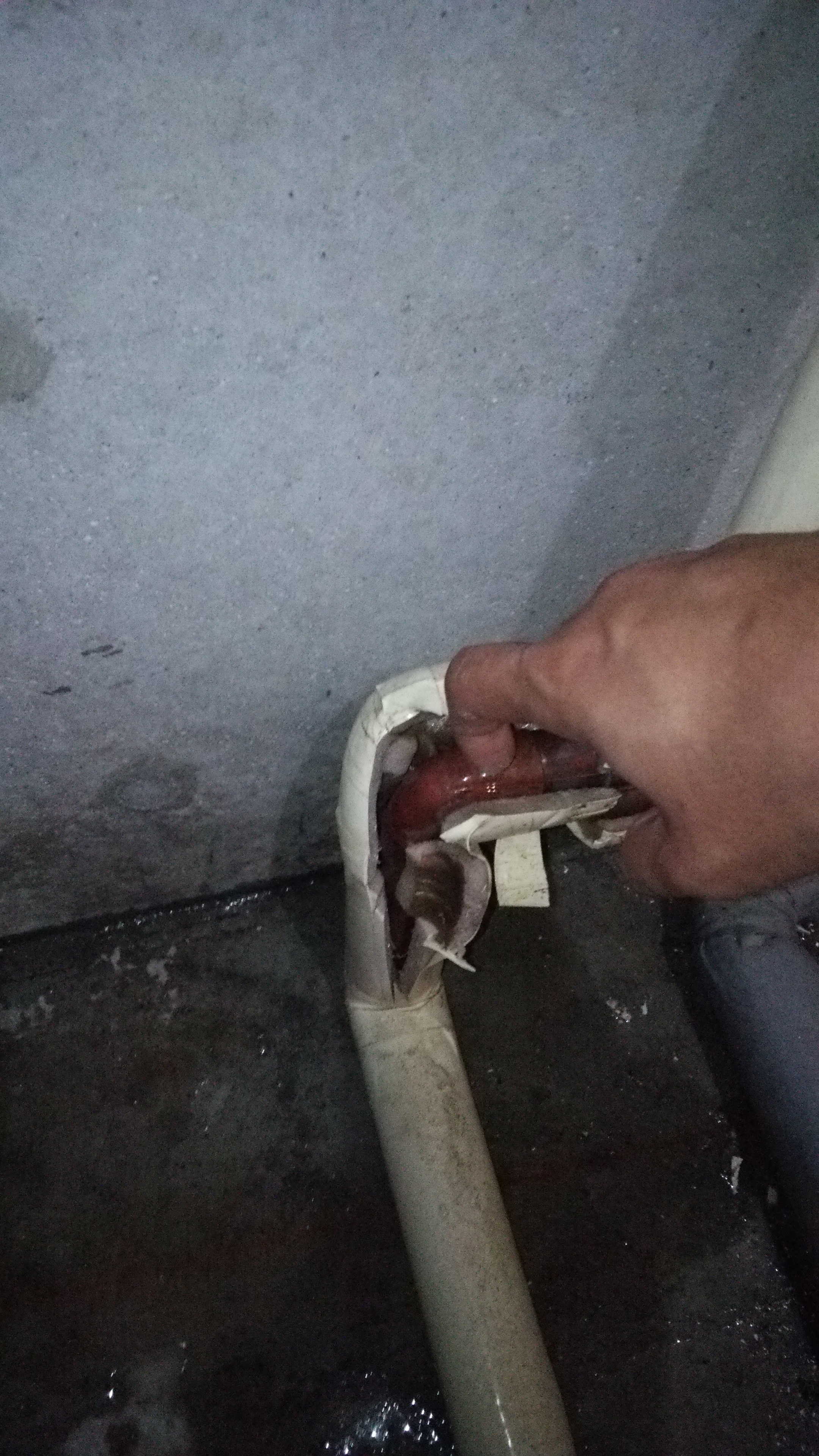 マンションの配管が経年劣化で水漏れ