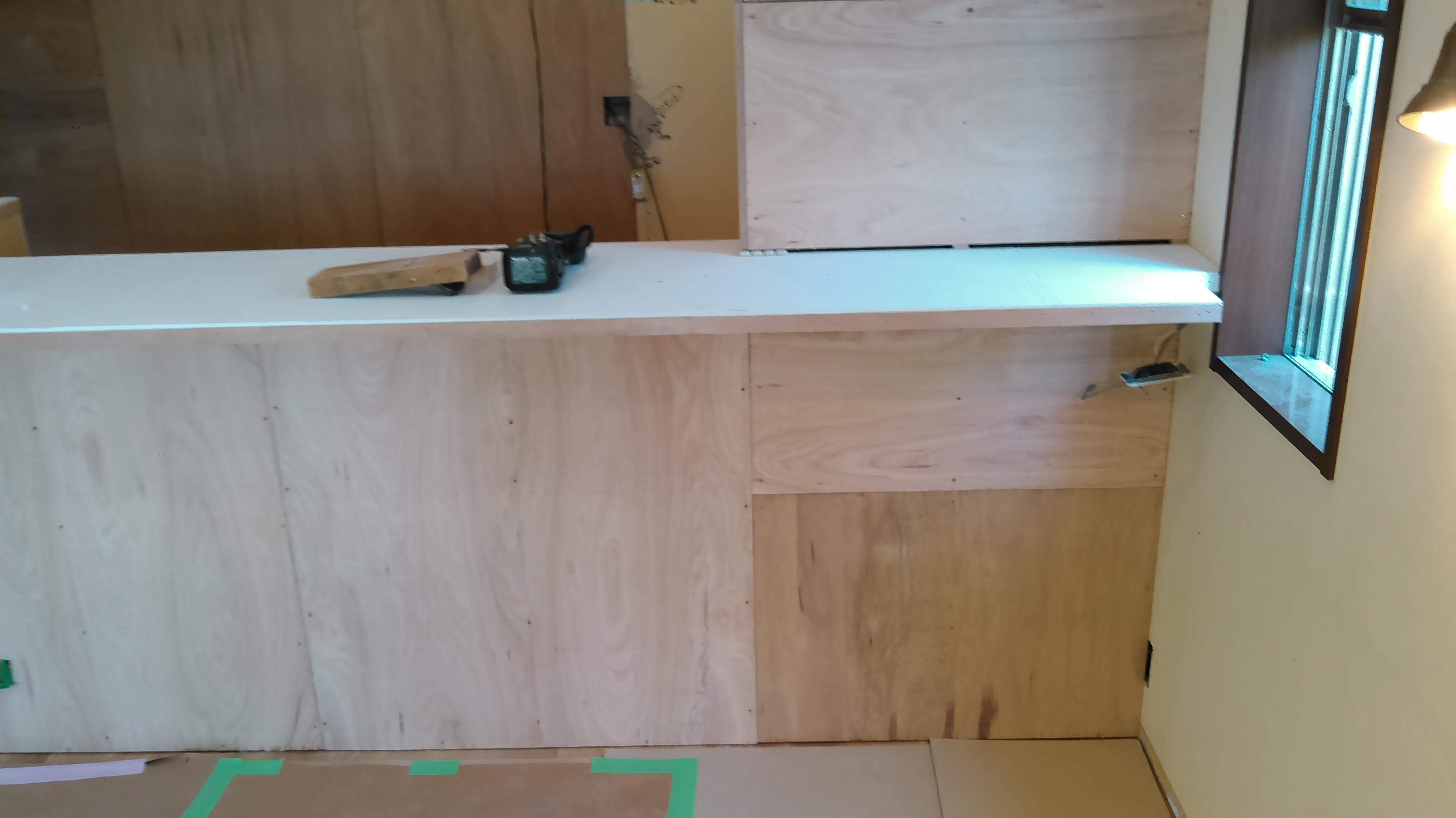 キッチンカウンター　タイル張り