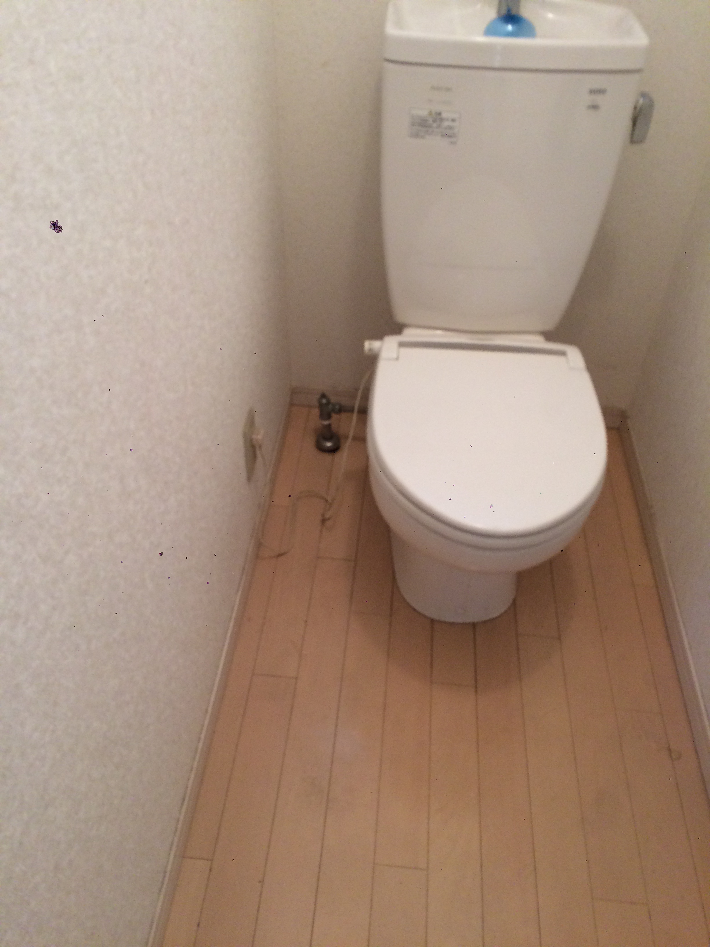 トイレのリフォーム！壁紙交換でここまで変わります。