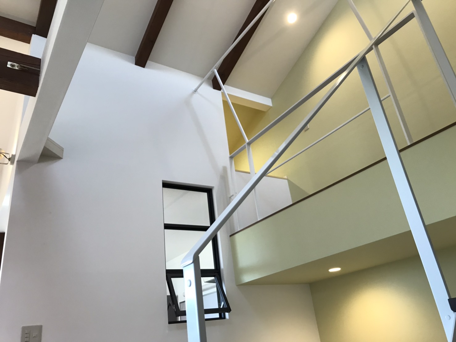 吹き抜けにロフトを造作…