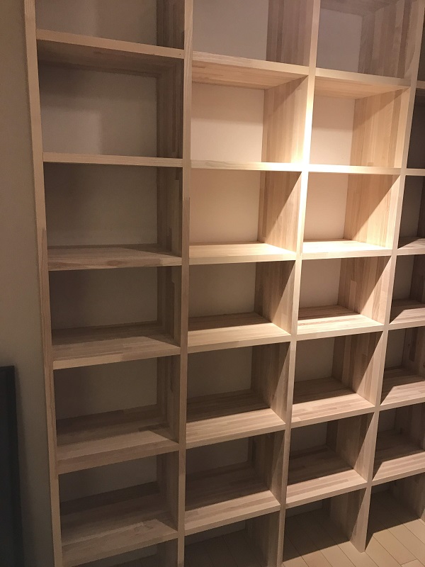 壁面に棚造作～