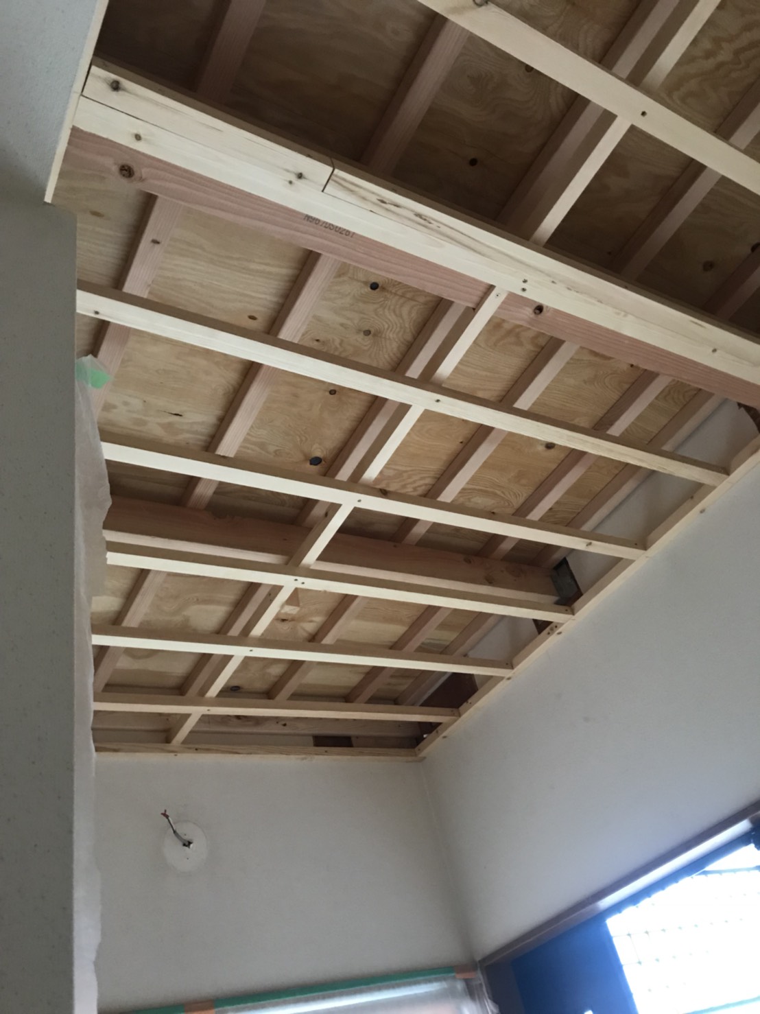 吹抜けがウォークインクローゼットに変身中