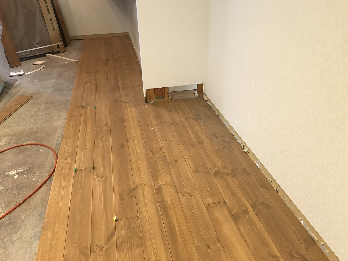 無垢フローリング・パインのシナモンブラウン