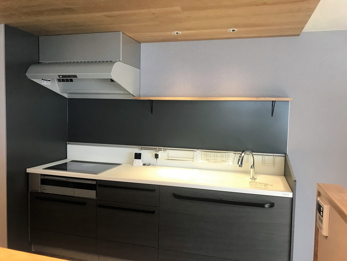 引き締めカラーのキッチン出来ました！