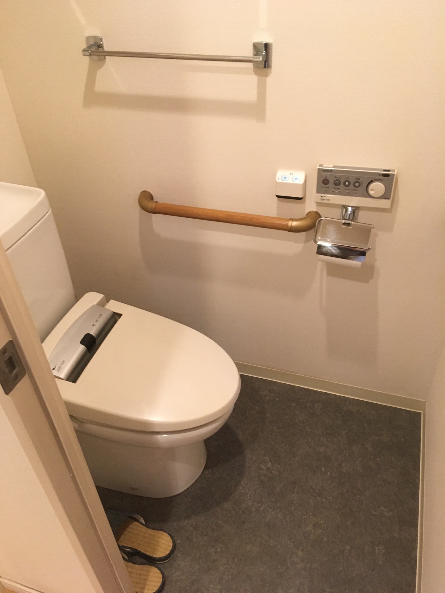 タンクレスタイプで空間を広く