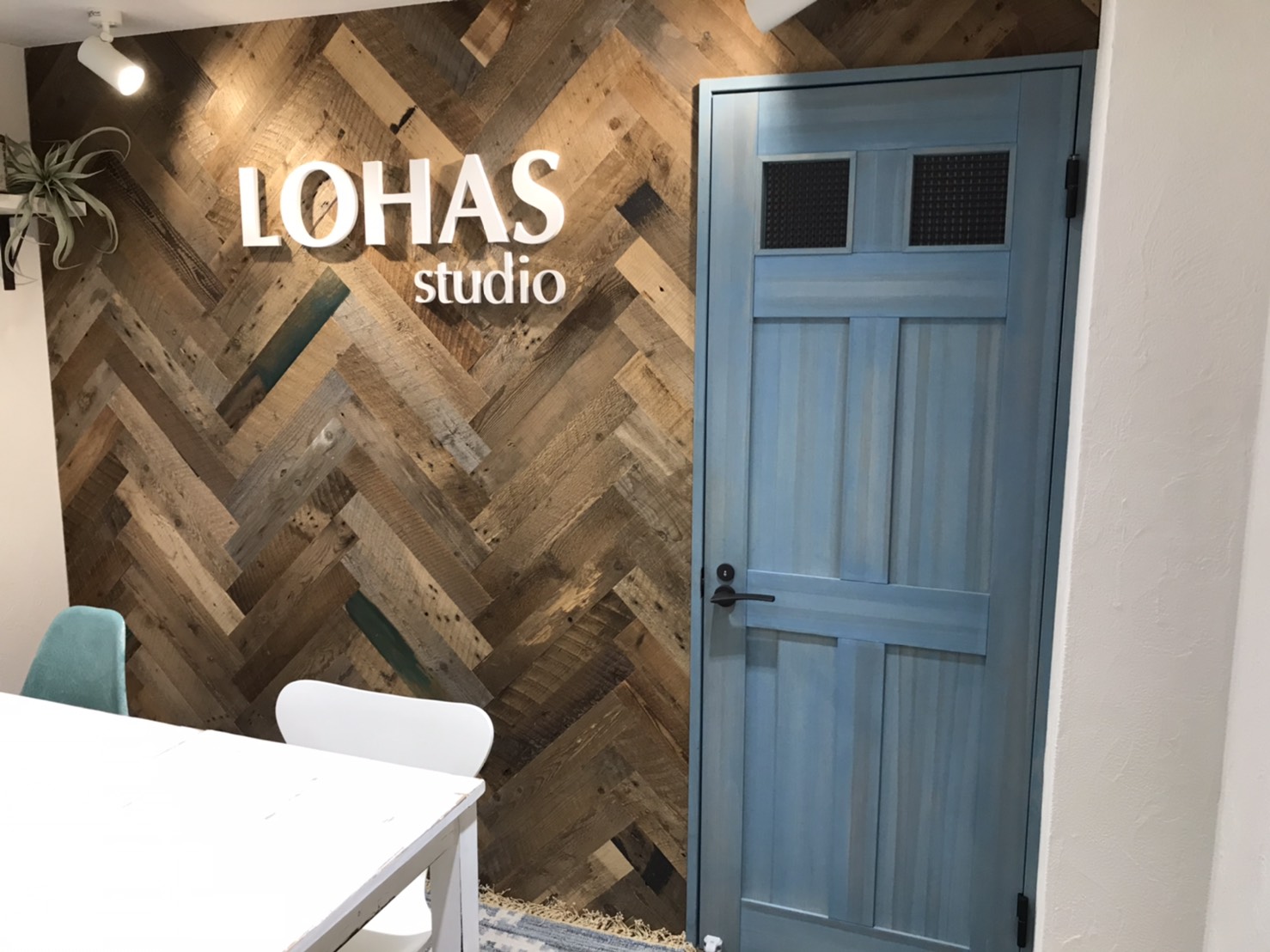 LOHASmaterial無垢建具　洗面とトイレを一つながりに