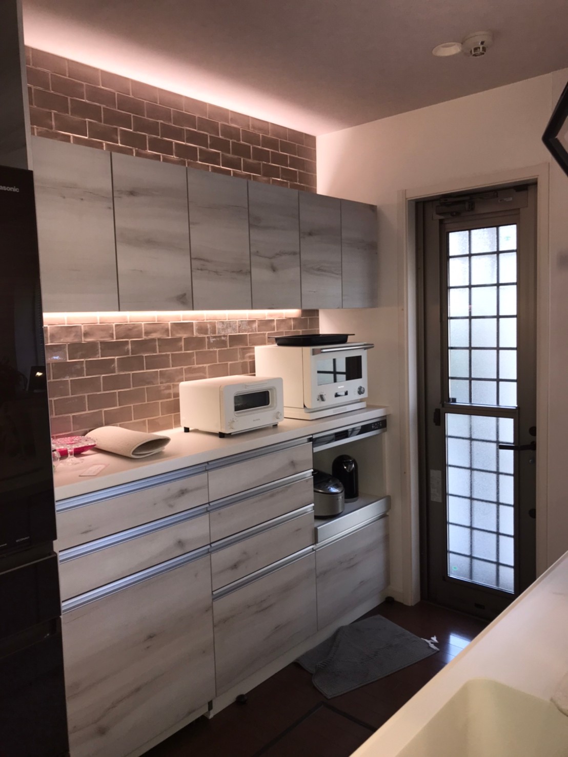 壁面アクセント　タイル　間接照明