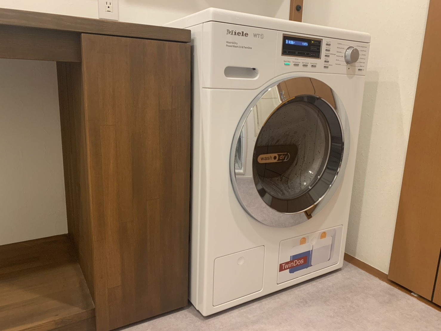 ミーレ洗濯機と造作洗面台