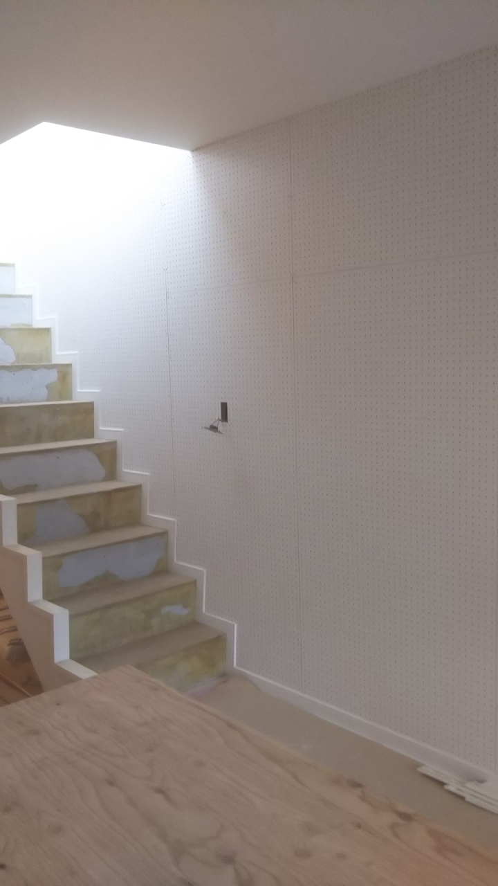 壁面を有孔に活かす