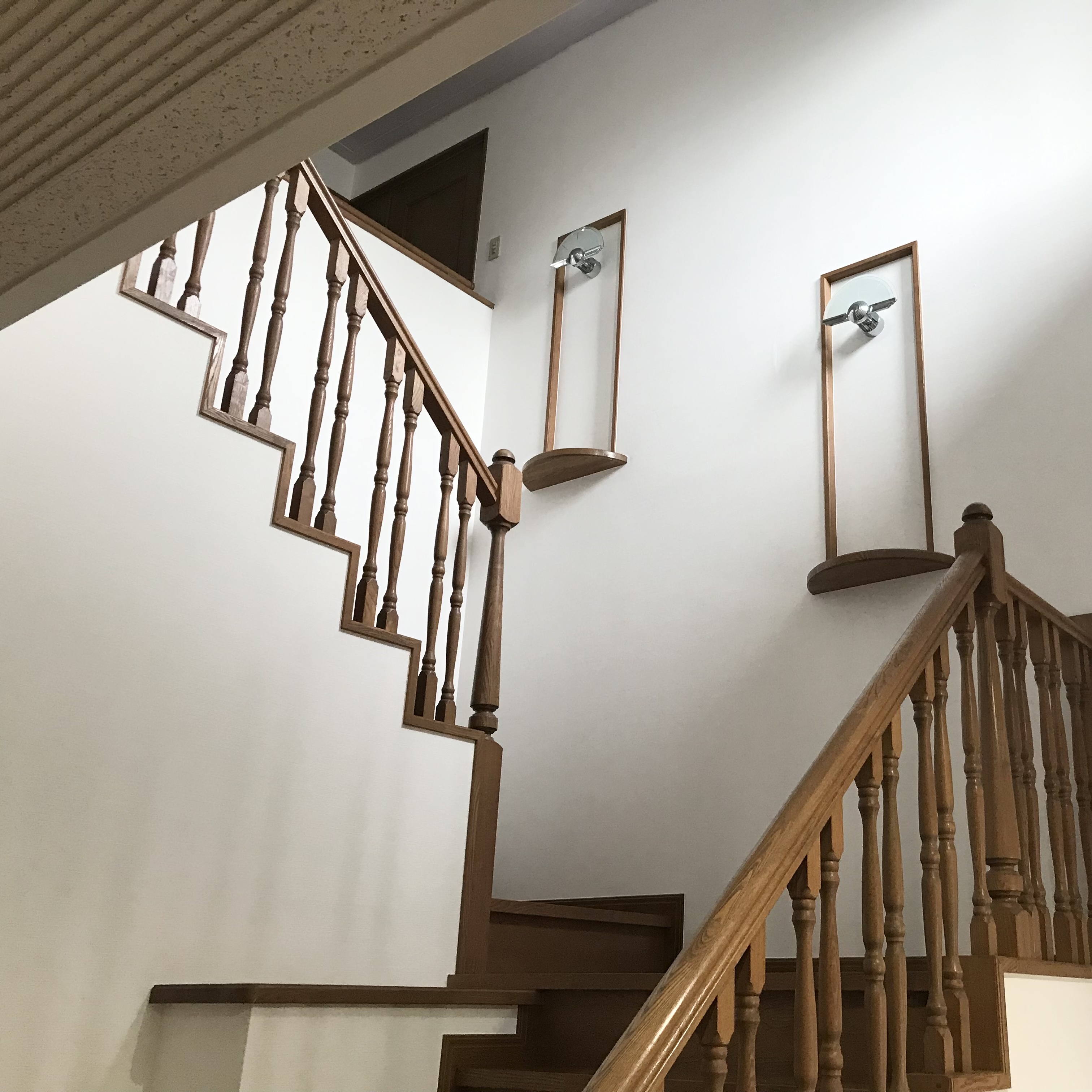 【室内に足場！？吹き抜けの壁紙張り替え】