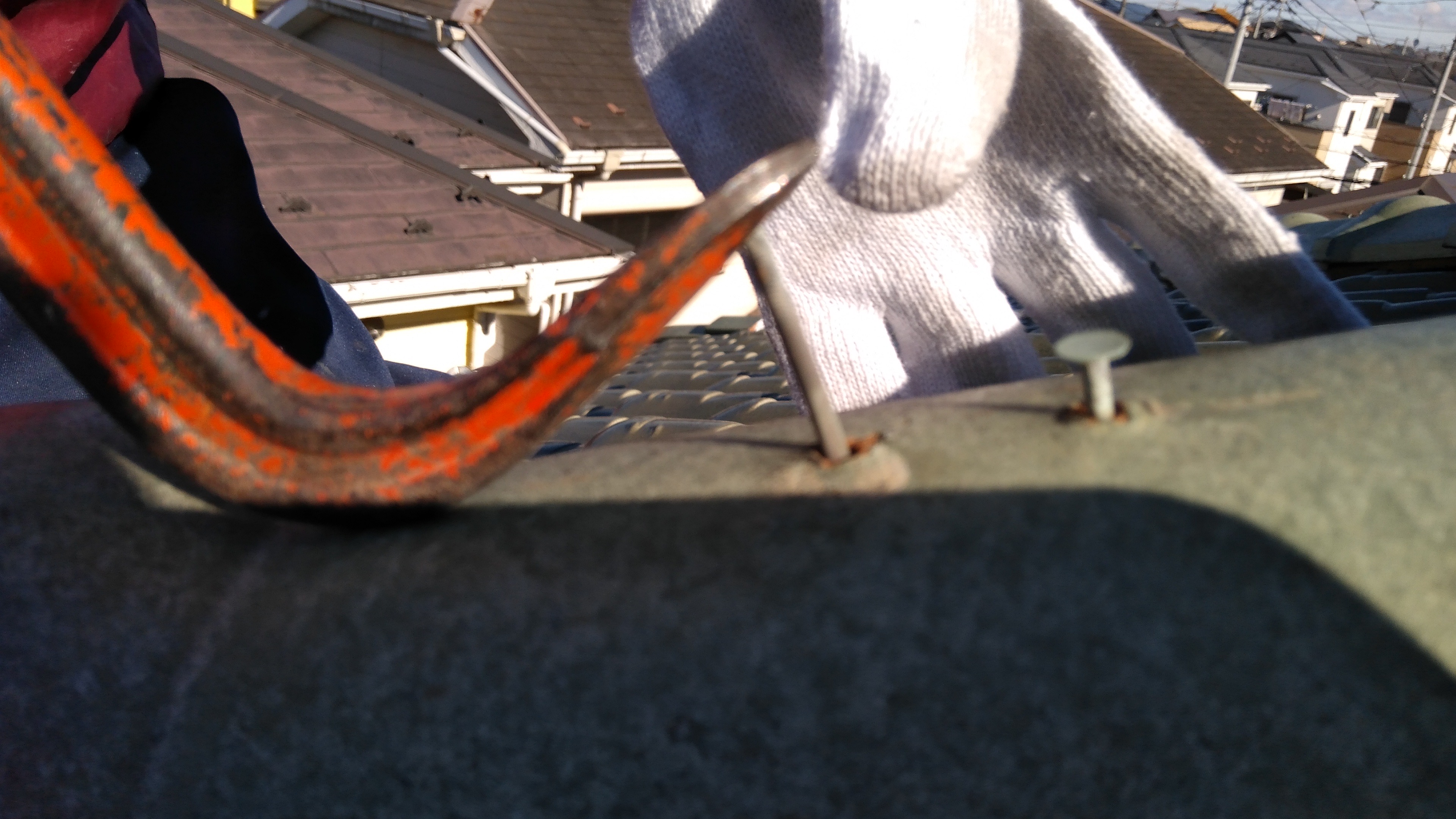 【瓦屋根の釘浮き補修事例】～溝のあるネジへ交換～