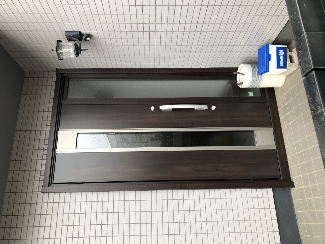 玄関ドアカバー工法