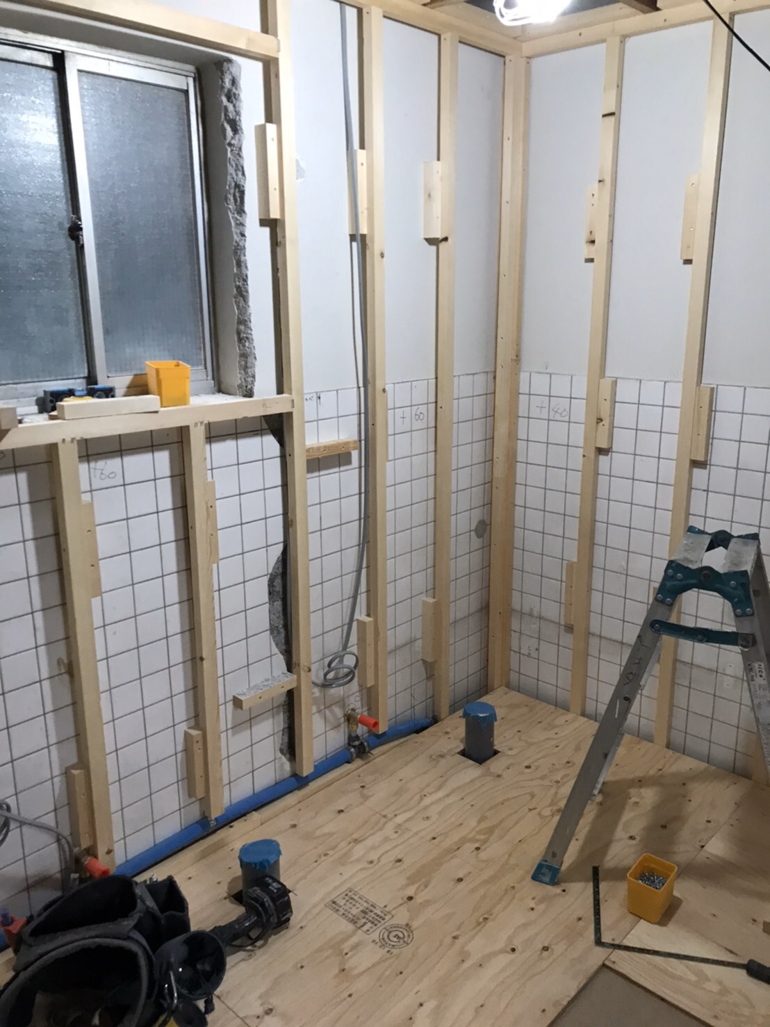 ビルの男子便所改装　現場進行中の様子
