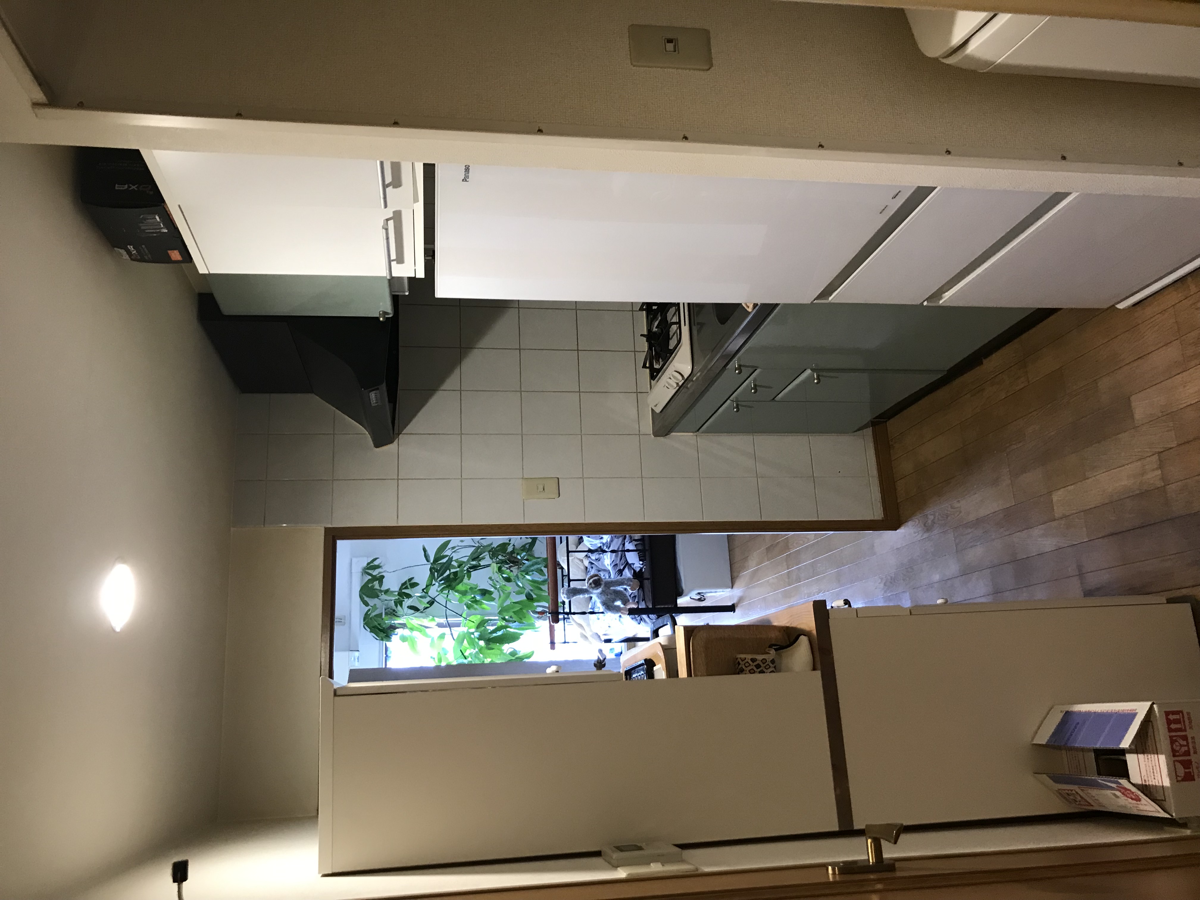 コンパクトキッチンでもタイルでおしゃれに・・