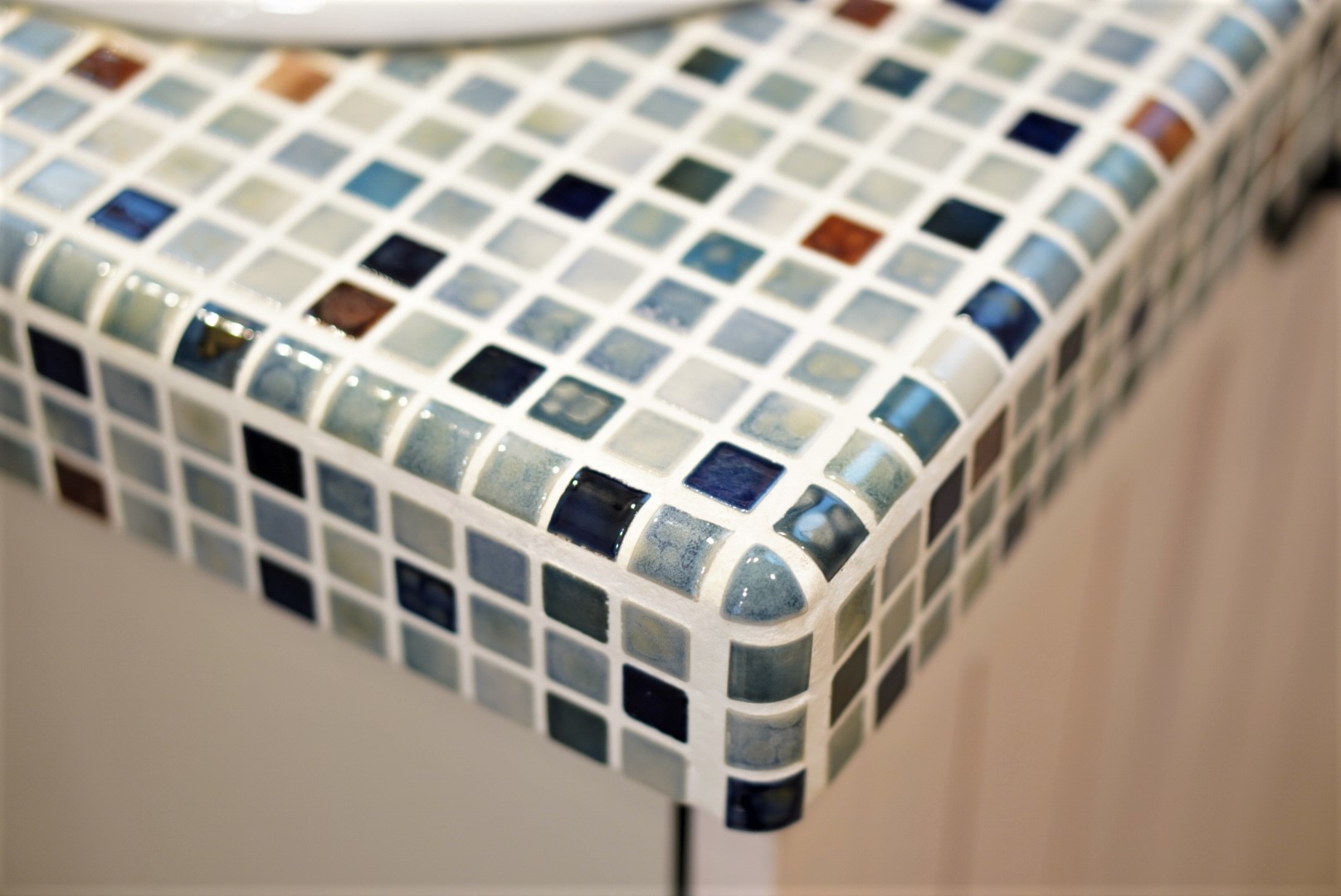 無垢の木とタイルがかわいい洗面台