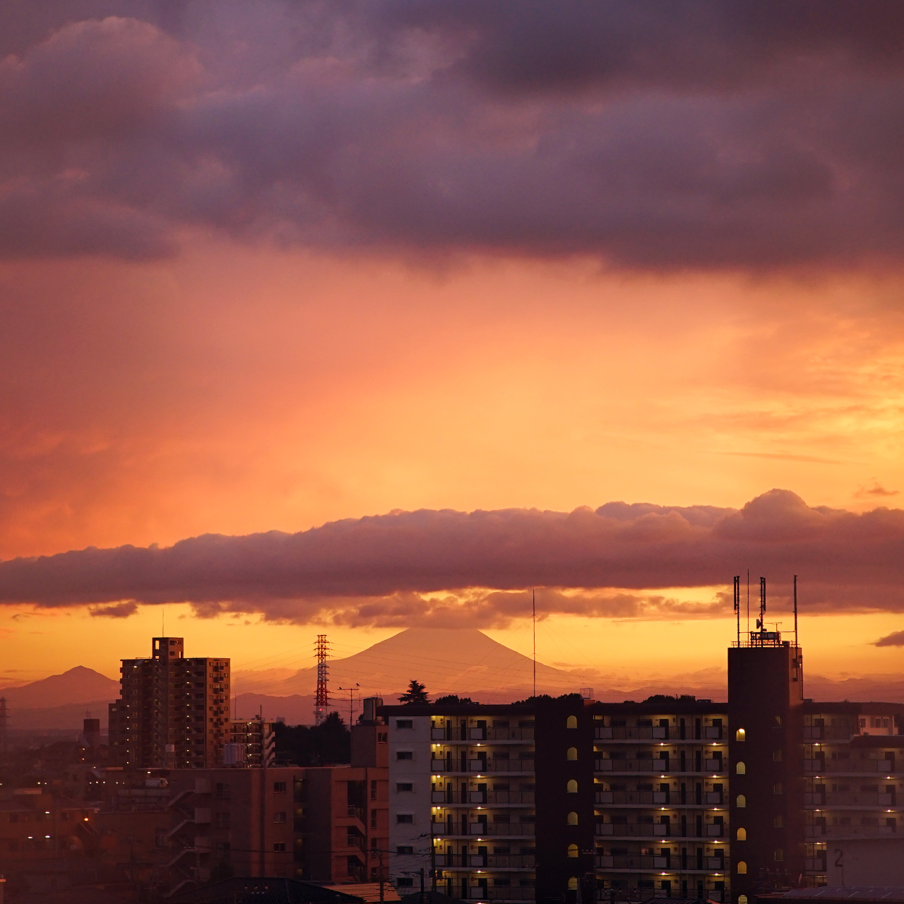 台風直前の夕やけと富士山