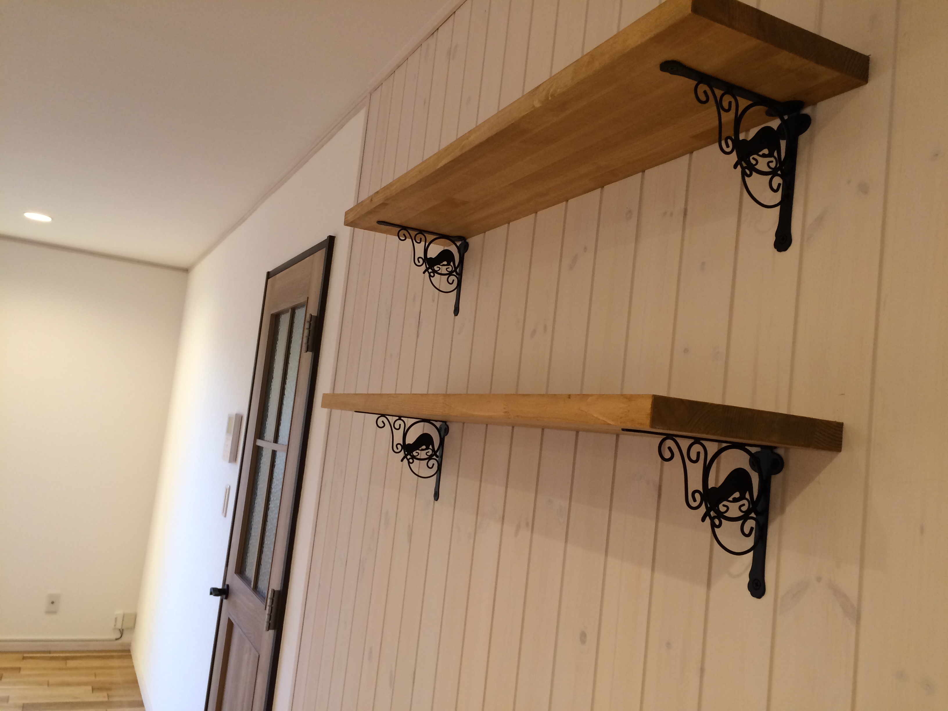 アイアン受け金物で棚を造作しました！