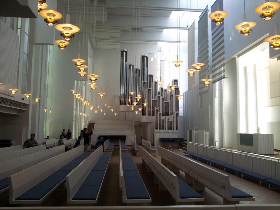 北欧デザイン研修　2日目ユハ・レイヴィスカ設計によるミュールマキ教会
