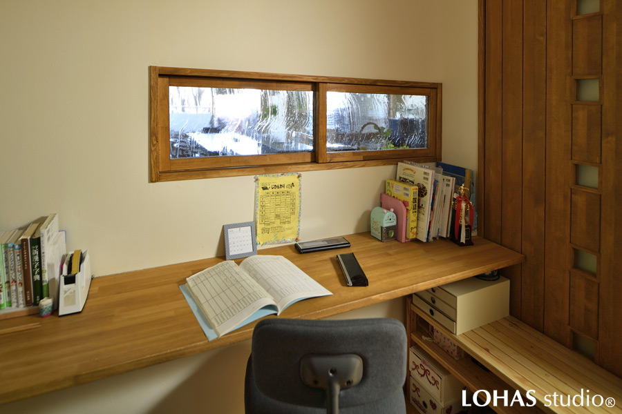 ほどよく家族が見守れる小窓のついた勉強スペースの様子