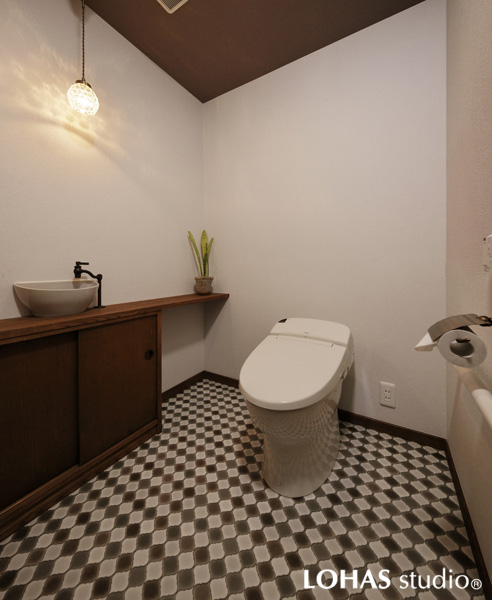 アラベスク柄のフロアが特徴的なトイレの様子