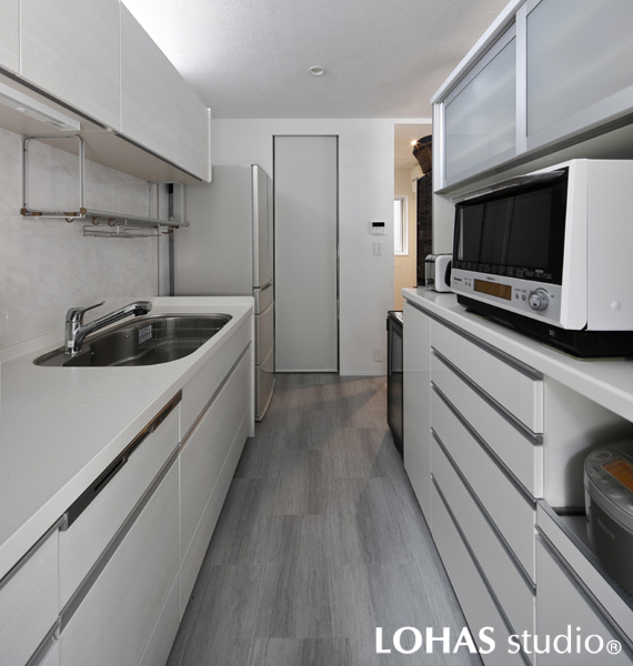 白基調のスタイリッシュなキッチンの様子